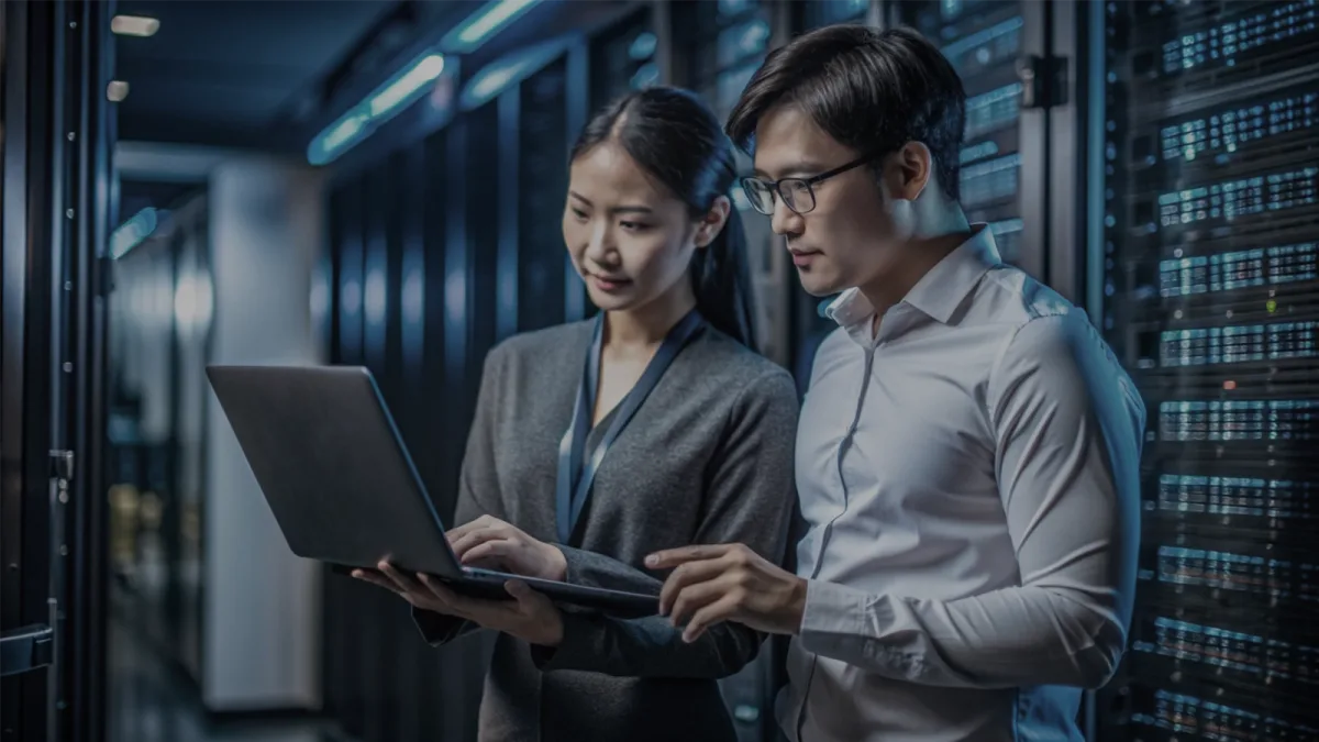วิศวกรตรวจสอบระบบเซิร์ฟเวอร์ใน Data Center